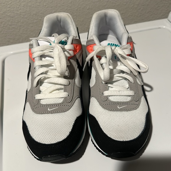 Women’s Nike Air Max, Size 9! - Picture 2 of 2